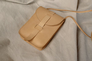 
                  
                    CROSSBODY / UNDYED
                  
                